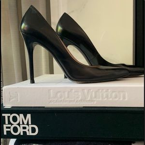 Authentic Stuart Weitzman Sz 9 classic black pumps